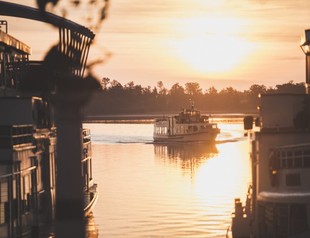Sonnenaufgang mit der Chiemsee Schifffahrt; Copyright: Chiemgau Tourismus e.V.