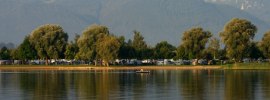 Campingplatz mit Hintergrund Berge, © Chiemsee Camping