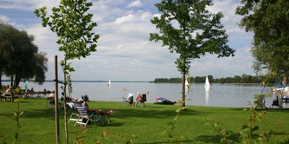 Badestrand und Liegewiese, © Chiemsee Camping