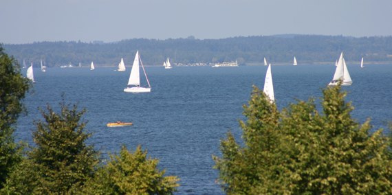 Segelboote und Stellplätze, © Chiemsee Camping