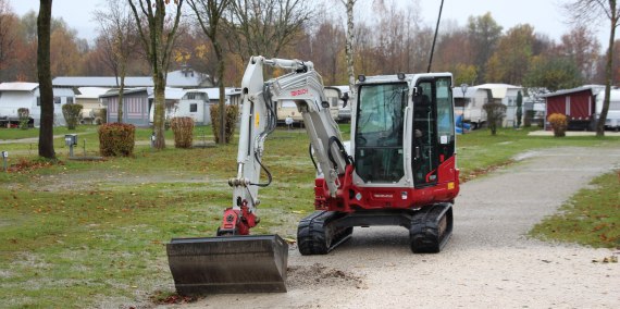 Den Grasbewuchs auf den Straßen entfernen, © Chiemsee Camping Rödlgries