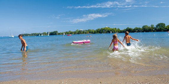 Kinder im Wasser, © Chiemsee Camping